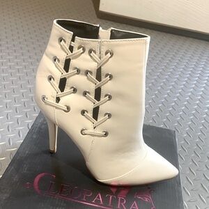 New in box white montanna boot